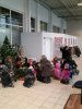 Kindergartengruppe nach dem Einkauf eines Weihnachtsbaums, 2012.jpg