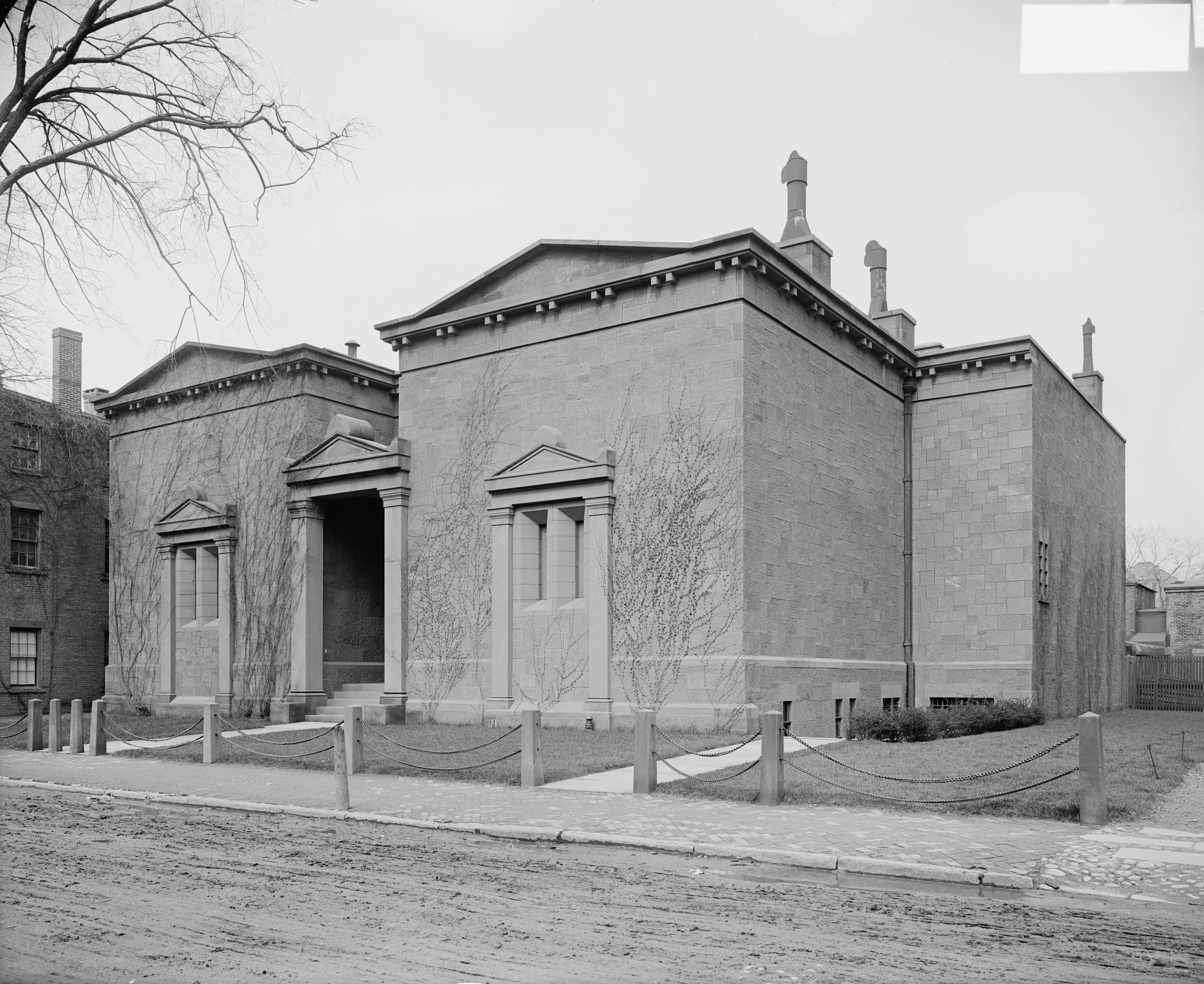 Skull_and_Bones_tomb.jpg