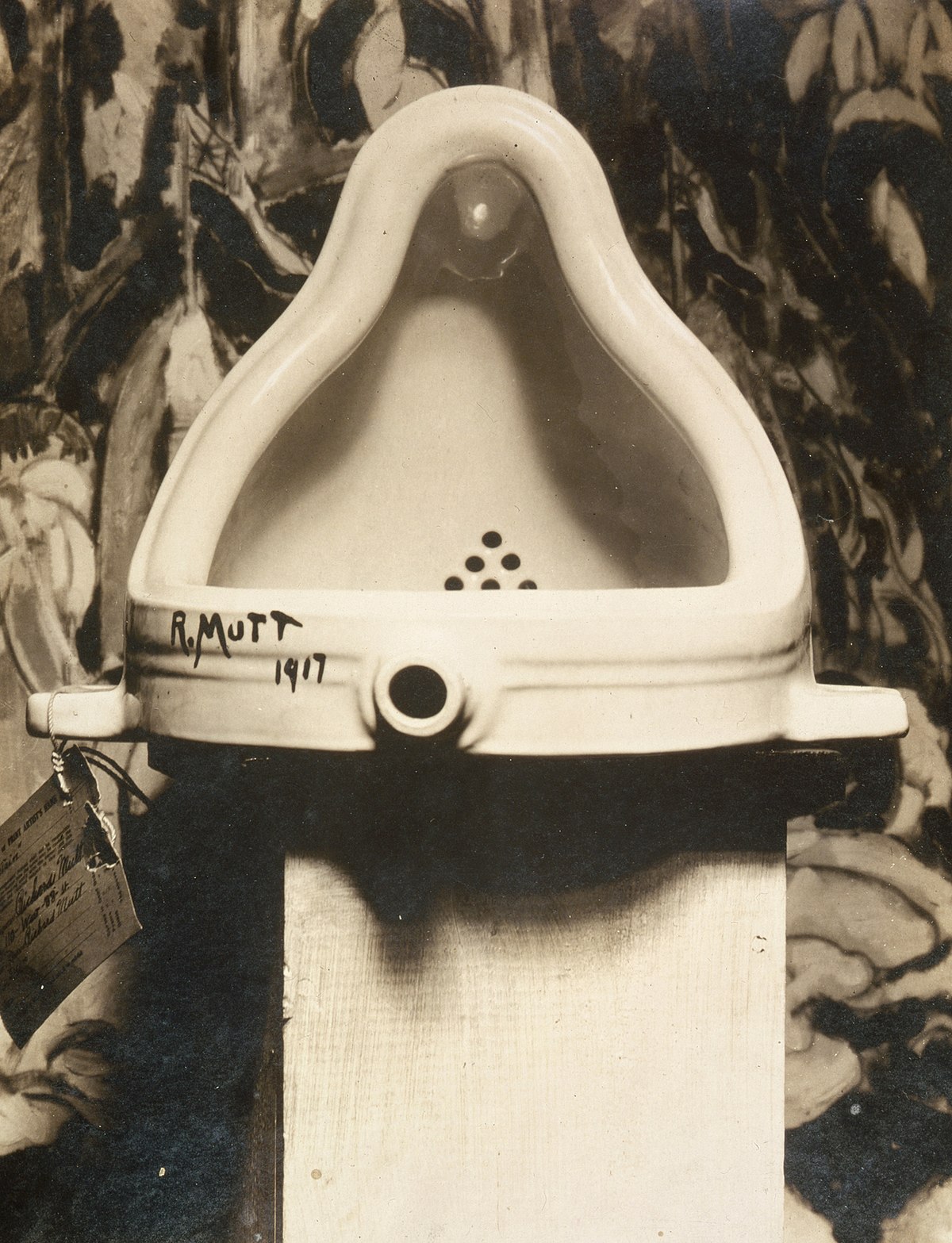 1200px-Marcel_Duchamp%2C_1917%2C_Fountain%2C_photograph_by_Alfred_Stieglitz.jpg